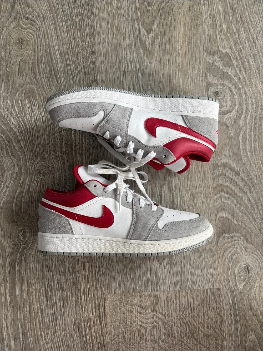 Nike Air Jordan 1 Low SE in the "Light Smoke Grey Gym Red" - Picture 2 of 7